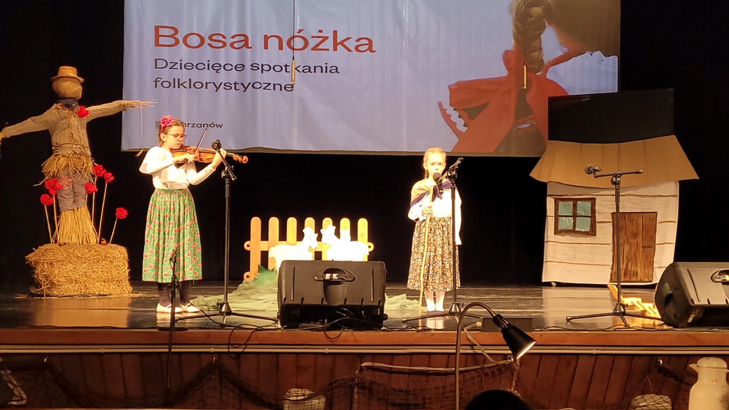 Zdjęcie przedstawia laureatkę konkursu wraz z akompaniatorką na scenie MOKSIR podczas występu.