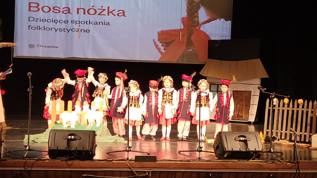 Zdjęcie przedstawia dzieci z grupy „Biedronek” na scenie MOKSIR.