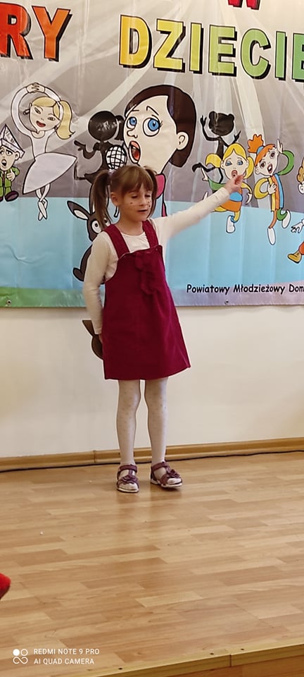Dziewczynka na scenie podczas prezentowania wiersza podczas Festiwalu Kultury Dziecięcej.