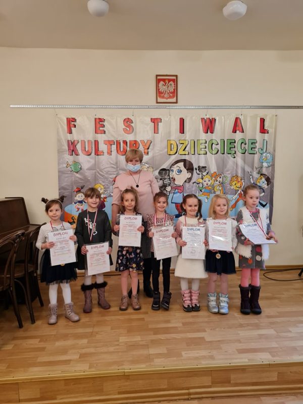 Rozdanie nagród - dzieci nagrodzone w Festiwalu Kultury Dziecięcej.