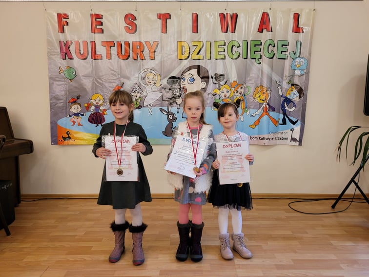 Dziewczynki z dyplomami i medalami zdobytymi podczas Festiwalu Kultury Dziecięcej.