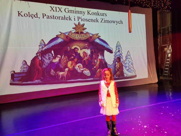 Na zdjęciu dziewczynka stoi na scenie MOKSiR w Chrzanowie.