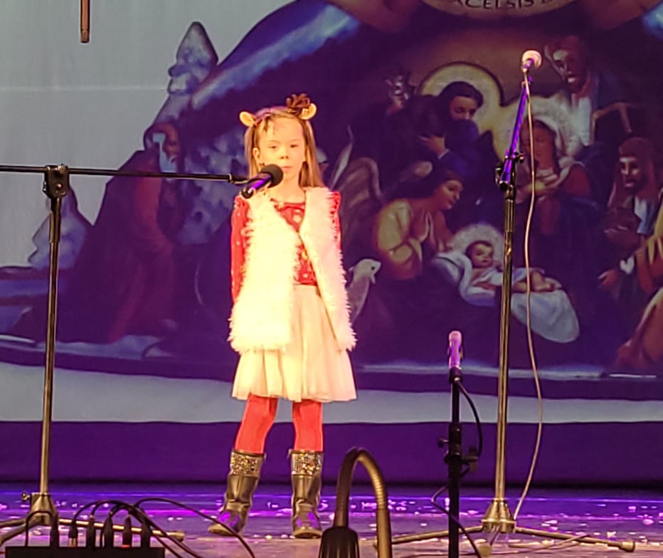 Na zdjęciu dziewczynka śpiewa piosenkę na scenie MOKSiR w Chrzanowie.