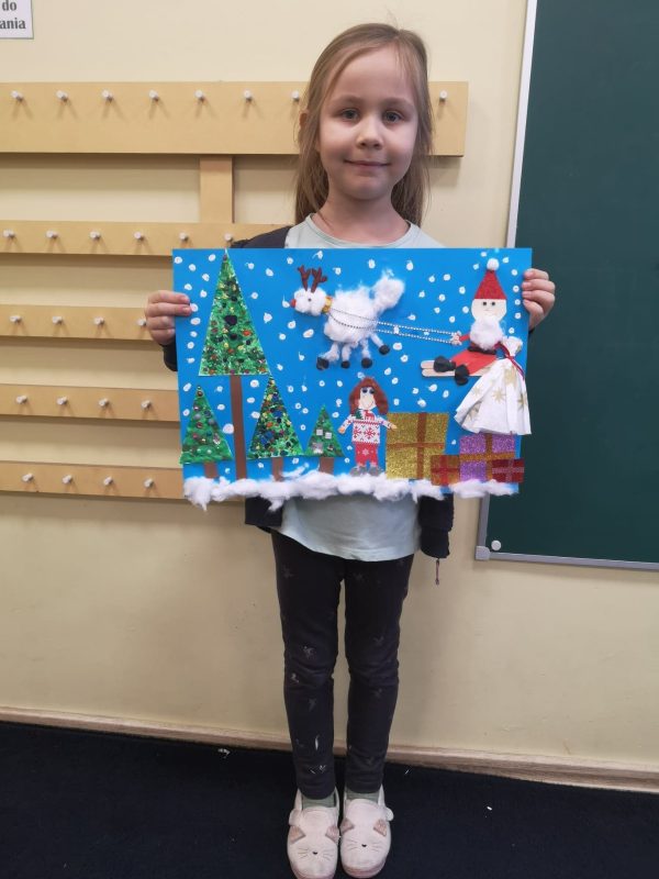 Na zdjęciu dziewczynka biorąca udział w konkursie "Boże Narodzenie - tradycja i współczesność".