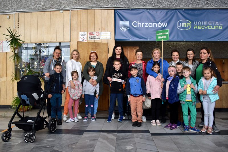 Sportowcy biorący udział w Olimpiadzie Przedszkolaków o Puchar Burmistrza Chrzanowa z rodziacami, wychowawcą oraz dyrektorem.