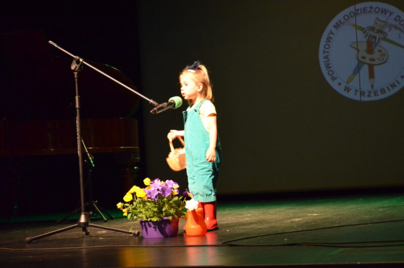 Amelka występuje na scenie Powiatowego Młodzieżowego Domu Kultury.