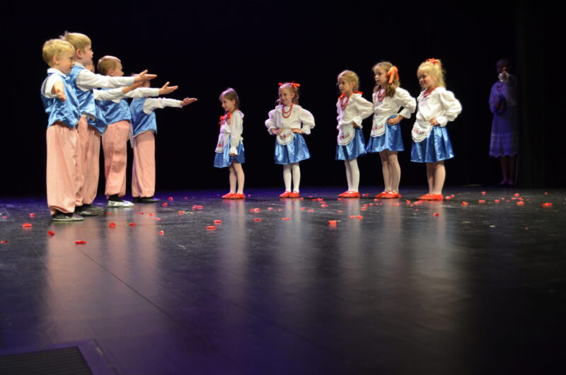 Dzieci z grupy Jeżyków tańczą na scenie.
