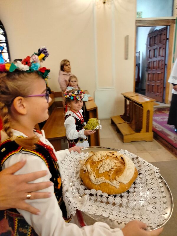 Dziewczynki niosą dary ołtarza podczas mszy świętej.