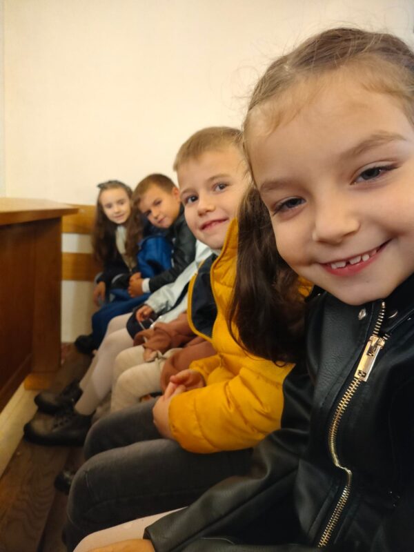 Dzieci podczas mszy świętej.