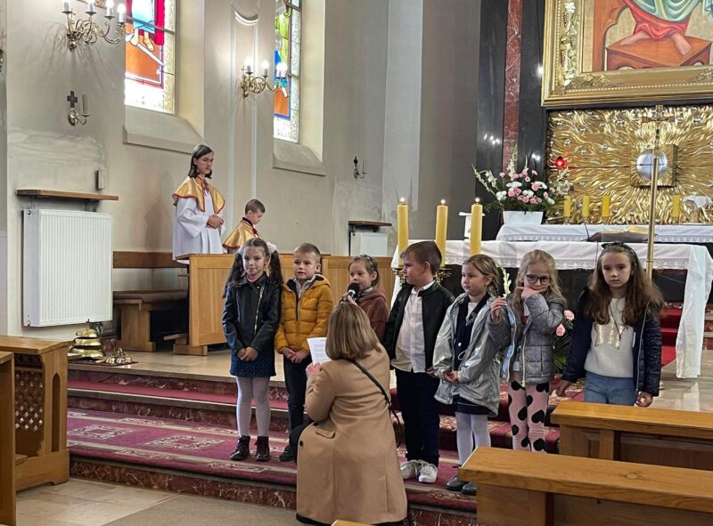 Dzieci prezentujące modlitwę wiernych podczas mszy świętej z okazji Dnia Patrona.