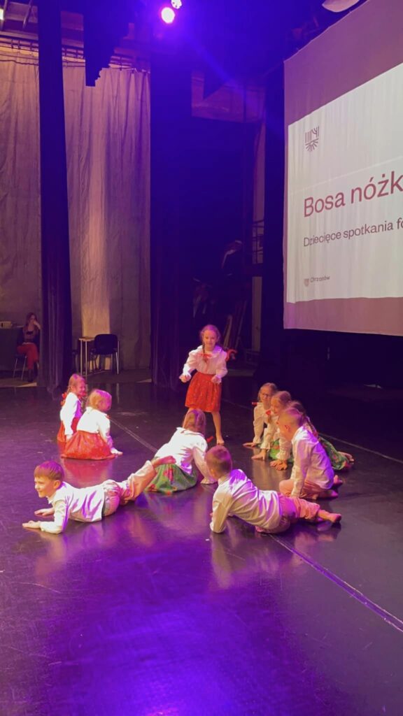 Dzieci bawią się na scenie chrzanowskiego MOKSiR-u.