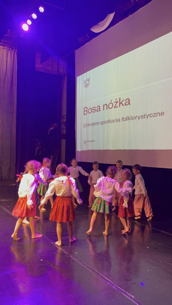 Dzieci występują na scenie chrzanowskiego MOKSiR-u.