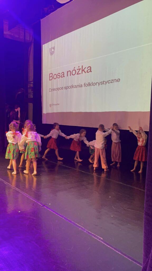 Dzieci występują na scenie chrzanowskiego MOKSiR-u.