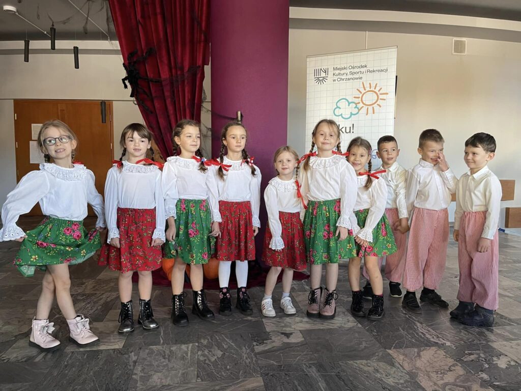 Dzieci z grupy Biedronek przed występem.