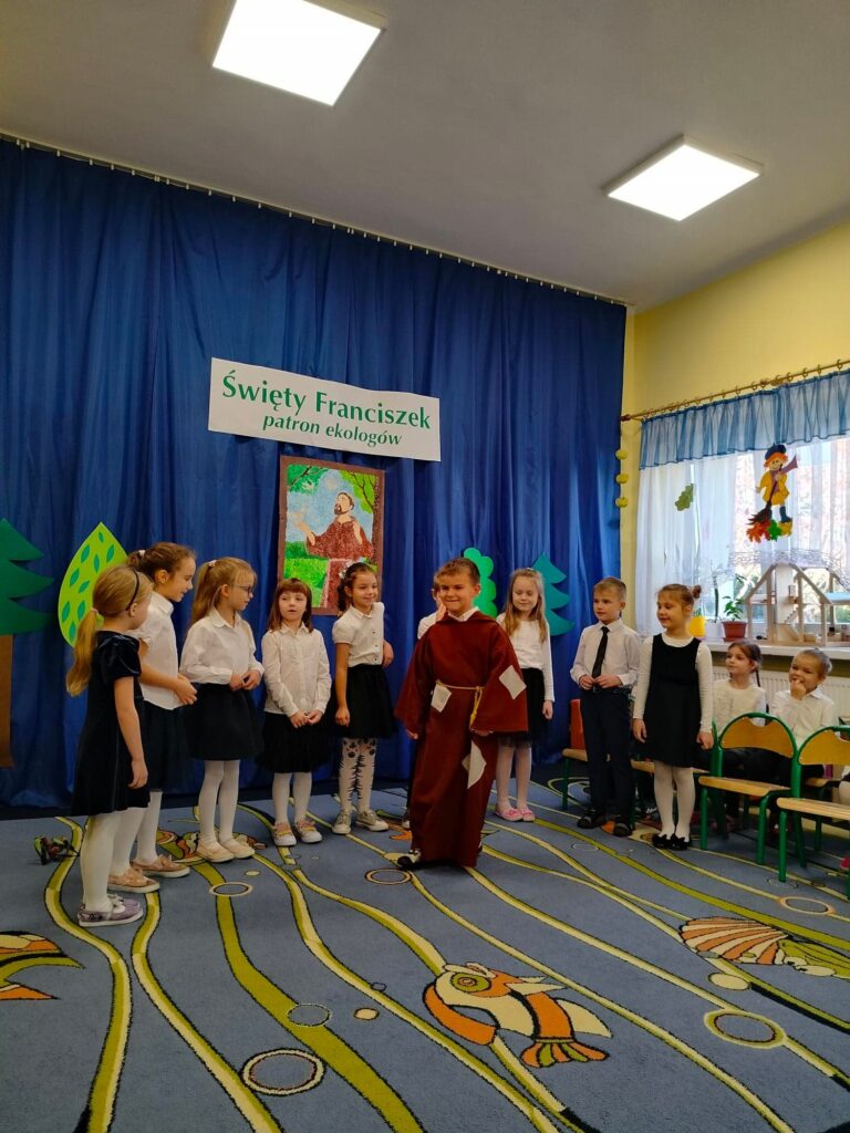 Dzieci z grupy Biedronek prezentują krótkie przedstawienie o św. Franciszku.