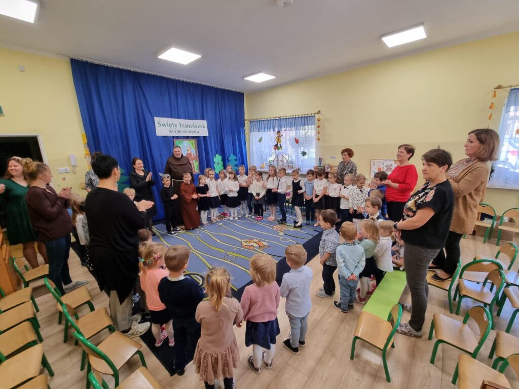 Przedszkolaki, pracownicy oraz o. Lesław śpiewają Hymn Przedszkola.
