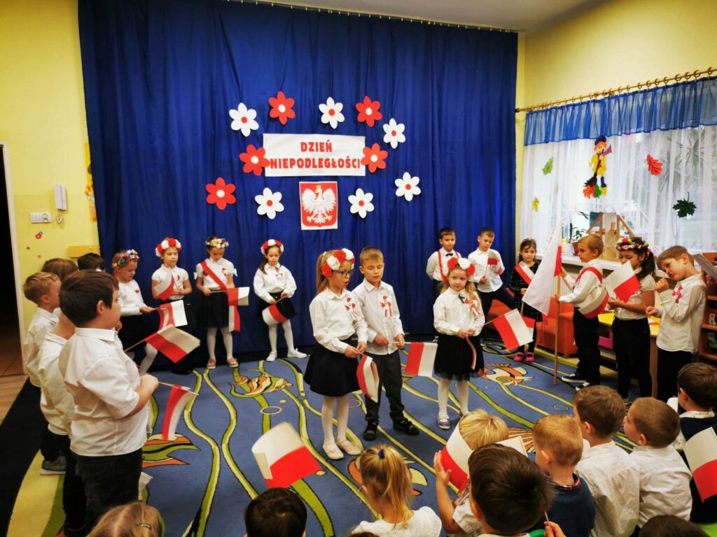 Dzieci z grupy Biedronek występują na przedszkolnej scenie.