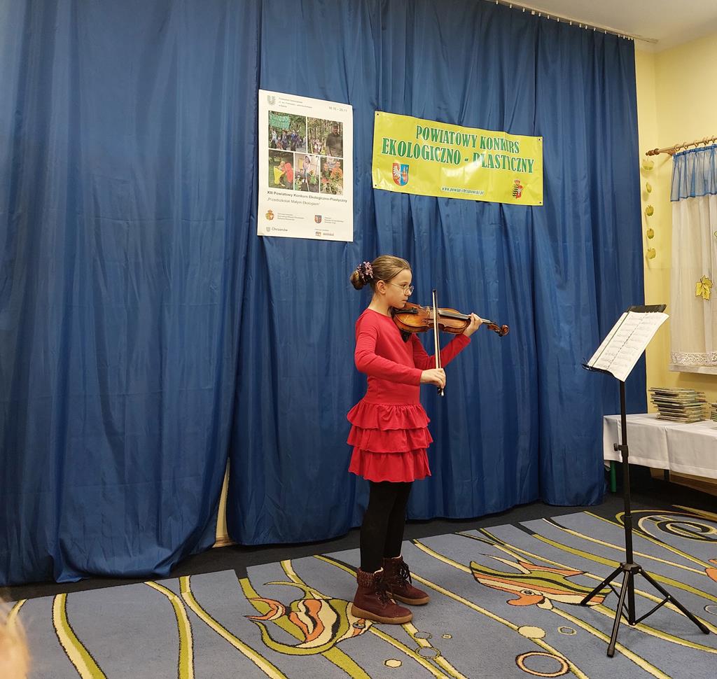 Absolwentka Przedszkola Łucja Tura gra na skrzypcach.