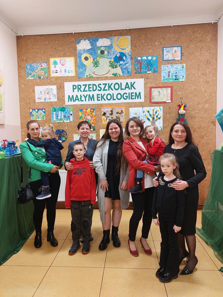 Pani Dyrektor Jolanta Głowacz, kadra pedagogiczna razem z dziećmi i rodzicami.