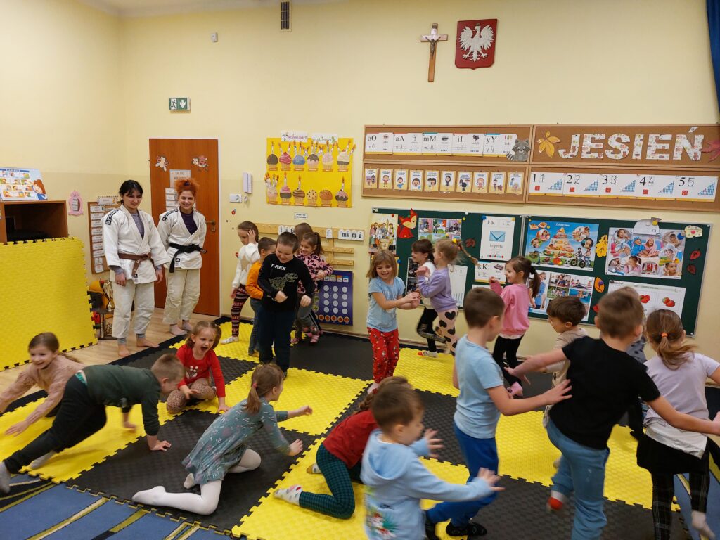 Dzieci wykonują pokazane wcześniej ćwiczenia.