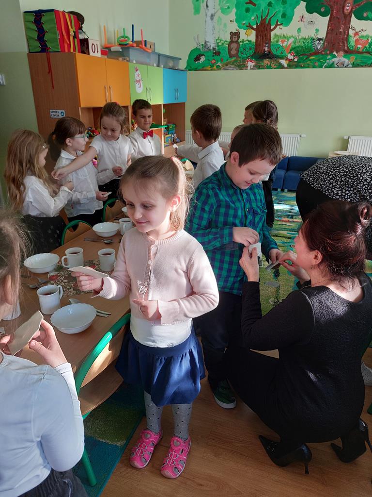 Dzieci z grupy Biedronek dzielą się opłatkiem razem z Panią Dyrektor.