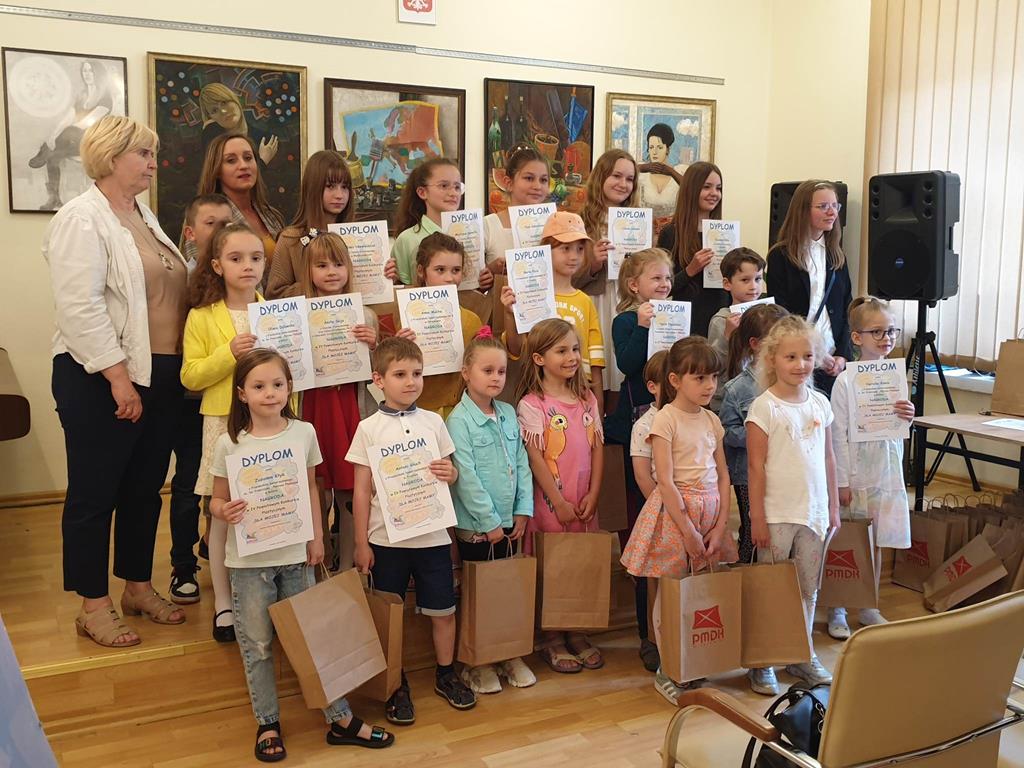 Nagrodzone dzieci wraz z organizatorami.