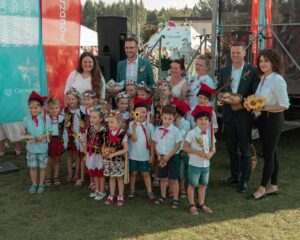 Dzieci w strojach krakowskich wraz z wychowawcami, Dyrektorem, Burmistrzem i Starostą podczas Dożynek.