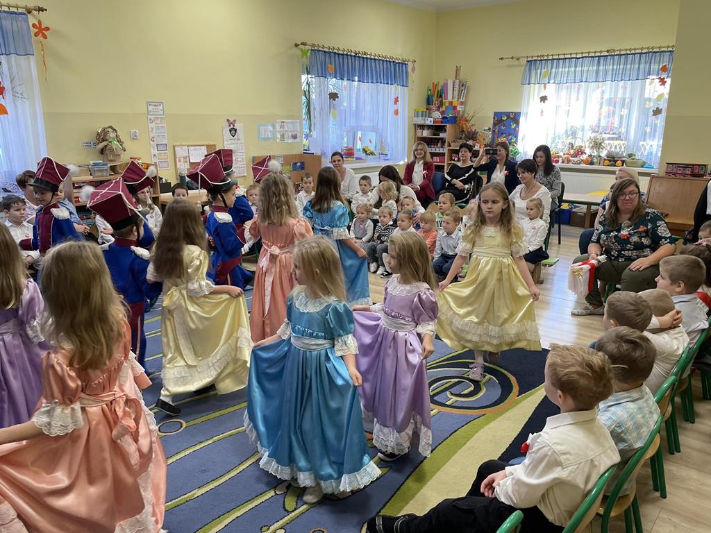 Dzieci z grupy Biedronek tańczą poloneza.
