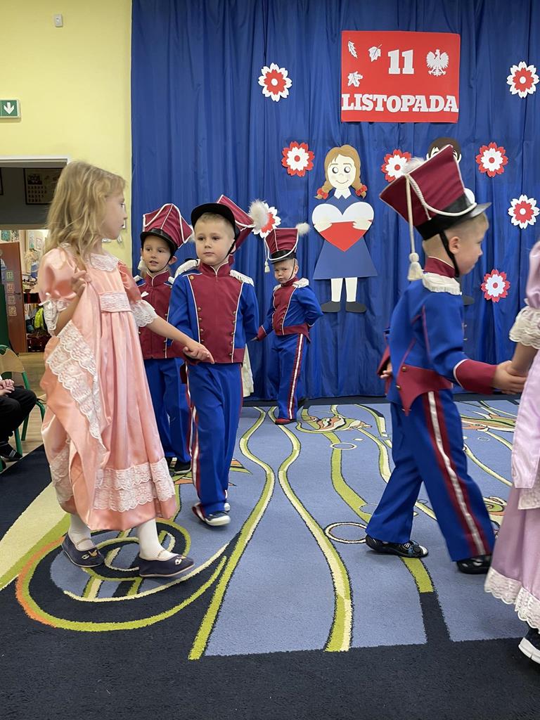 Dzieci z grupy Biedronek tańczą poloneza.